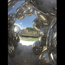Ein Selfie in der Säule aus spiegelnden Kugeln vor dem Guggenheim-Museum